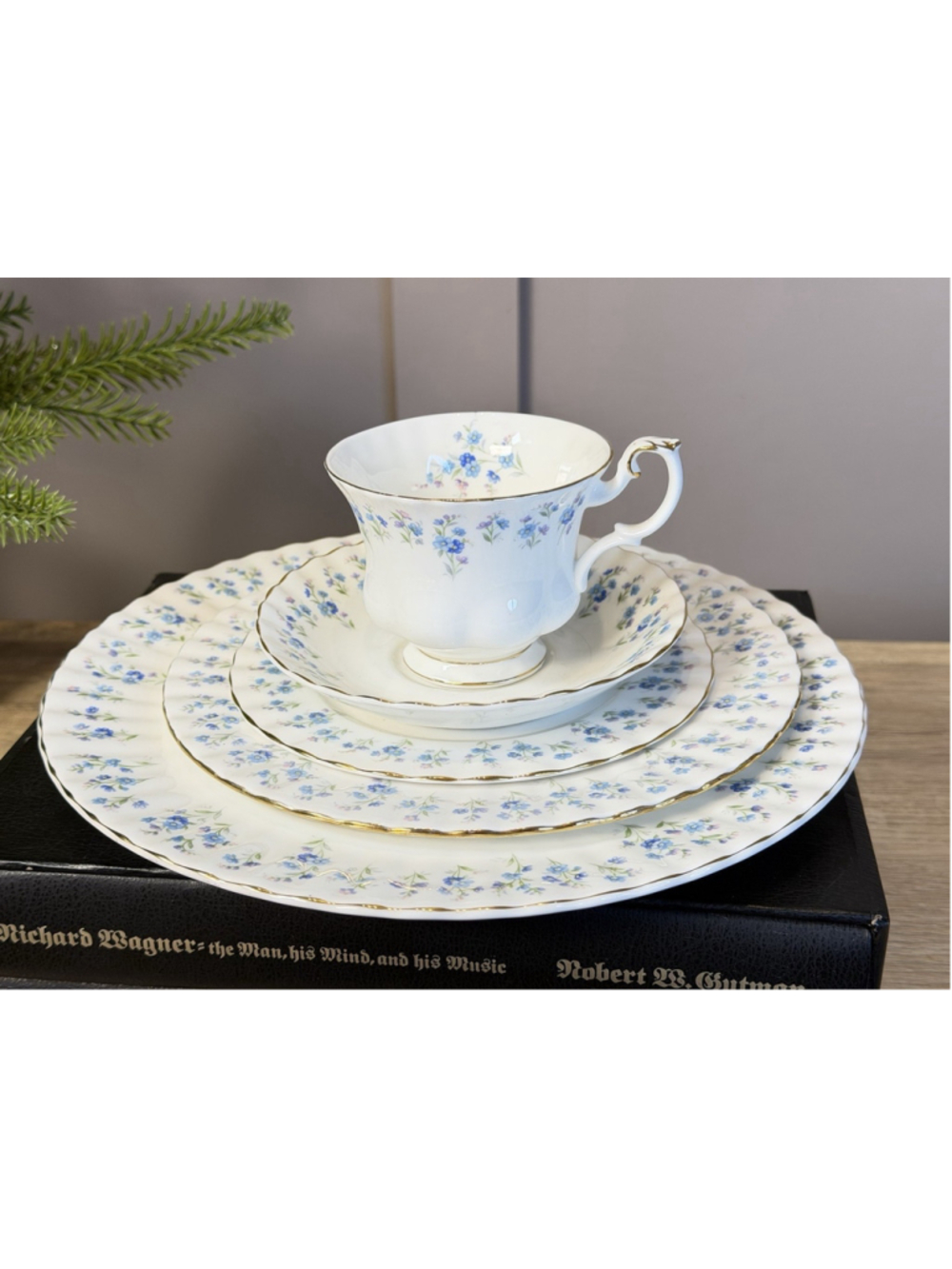 Royal Albert Memory Lane 5 Piece Place Setting Bone China England